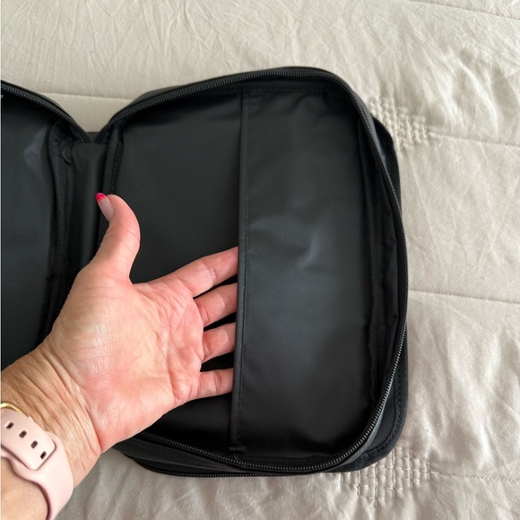 LIKE NEW Bible cover/carrier has pockets & storage, includes highlighter. - Picture 5 of 10